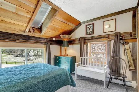 6 Min from Stratton, King Beds, Dogs OK, Jacuzzi Tub, Wrap Around Deck!