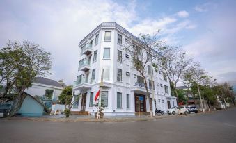 Victoria Hotel MC - by BAY LUXURY