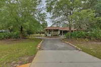 Crystal River Cottage on 1 Acre w/ Deck & Porch! - Kæledyr tilladt