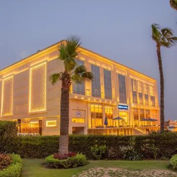Helnan Mamoura Hotel & Events Center Отели рядом с достопримечательностью «Пляж Мамура»