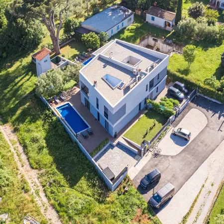 Villa with Pool, Game Room, Garden