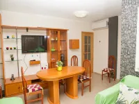 Sunny Apartment Near Paseo