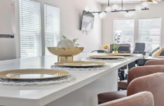 靠近阿拉莫和河濱步道的寬敞五卧三衛避風港！