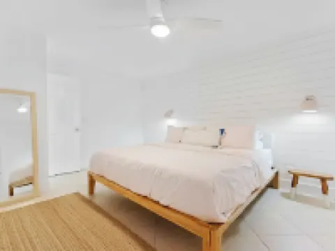 Beachside Modern Wellness Villa with Spacious Patio, Walk to the Beach 朱庇特酒店