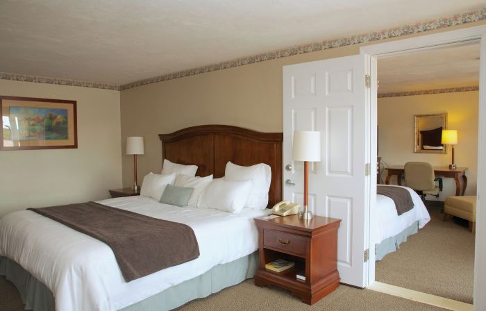 Holiday Hill Inn & Suites