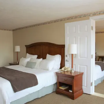 Holiday Hill Inn & Suites