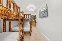 Luxury Amenities- Steps to Mtn- 2 Hot Tubs- Pool/Ping Pong Table-Massage Chair