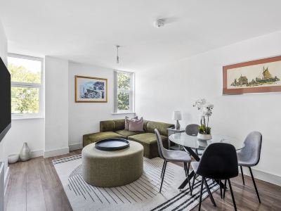 Luxurious 2 Bedroom Apartment with Free Parking