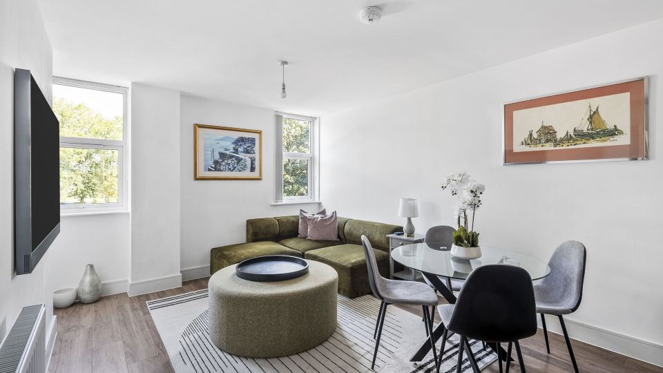 Luxurious 2 Bedroom Apartment with Free Parking