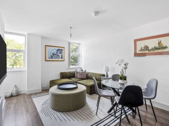 Luxurious 2 Bedroom Apartment with Free Parking