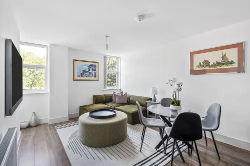 Luxurious 2 Bedroom Apartment with Free Parking - موقف سيارات