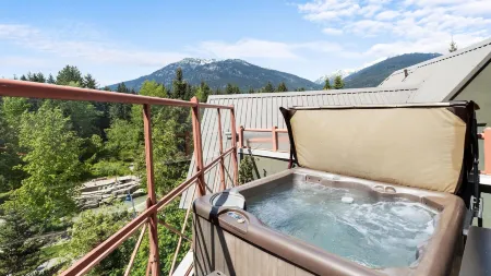 Alpenglow Lodge by Mva