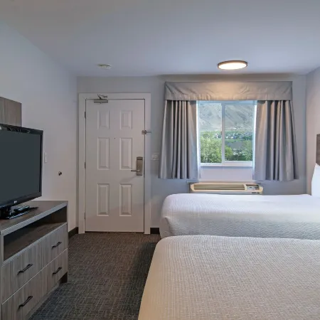 Riverland Inn & Suites
