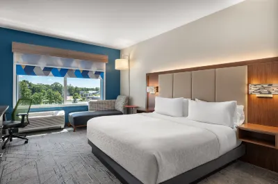 Holiday Inn Express & Suites Queensbury - Lake George Area Hotels near Six Flags Great Escape