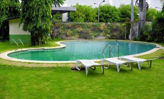 Real Family Hotel (formerly Days Hotel Batangas)