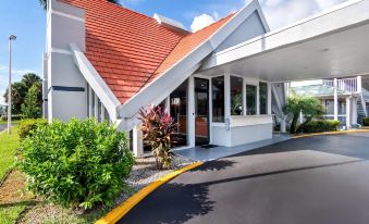 Howard Johnson by Wyndham Vero Beach / Downtown