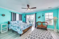 Calm Coastal Haven w/ 2 Balconies Near Beach - Parkplatz