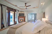 Luxe Getaway w/ Riverfront Views in Grants Pass! - مطابخ