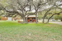 'Cabana Luna' Cabin w/ Deck, Swing & Fire Pit! - Homestays