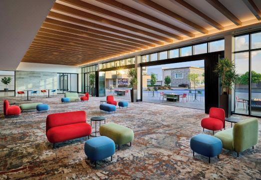 쉐라톤 라발 호텔 실내 수영장