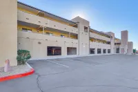 Walkable Waterfront Oasis w/ London Bridge Views! - ビーチサイド