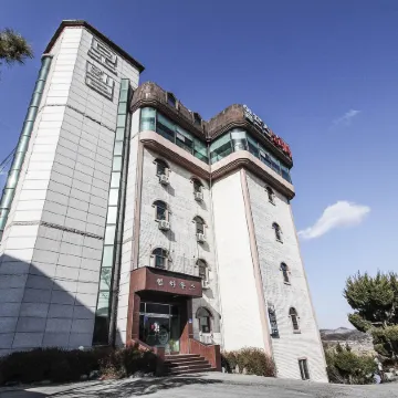 Anseong Hill House