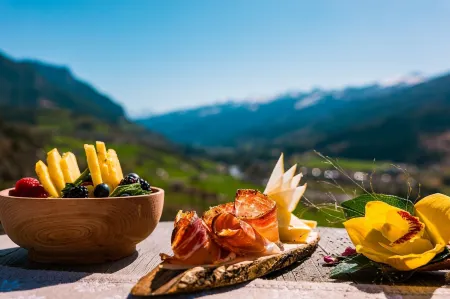 La Roccia Wellness Hotel Отели в г. Тезеро