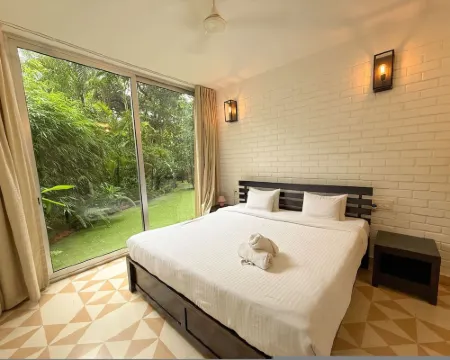 Modern 2bhk w Pool Access 5km to Coco Beach Hotels in Nerul