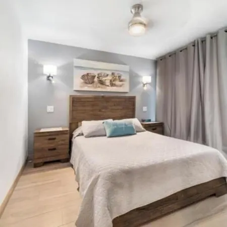 Elegant Condo in Coral Beach on the Beach