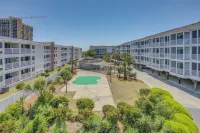 Walk to Ocean: Myrtle Beach Condo w/ Screened Deck - 3 Sao