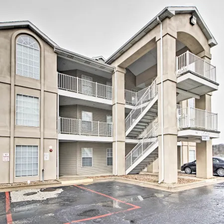 4 Mi to Strip Cozy Lake-View Retreat in Branson