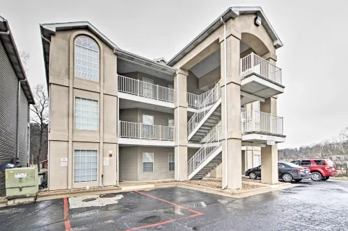 4 Mi to Strip Cozy Lake-View Retreat in Branson - Spa