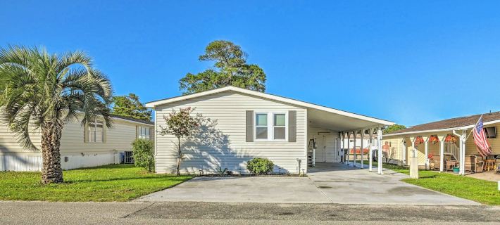 Deck & Pool Access: Myrtle Beach Getaway Hotéis em Surfside Beach