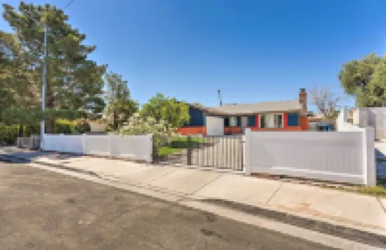 Las Vegas Getaway w/ Patio & Grill: ~3mi to Strip!