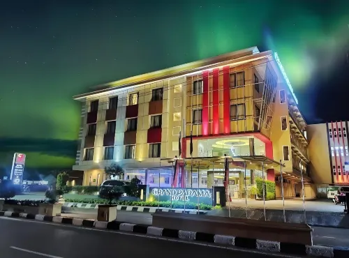 Grand Parama Hotel
