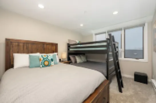 GREAT LOCATION! Downtown Winter Park w/Hot Tub!  Sleeps 6!