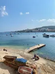 Modern SEAFRONT 2BR APT w Terrace & View - Homestays
