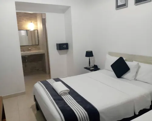 Casa Buenos Aires en Cuba - Habitación con dos camas Hoteles en La Habana