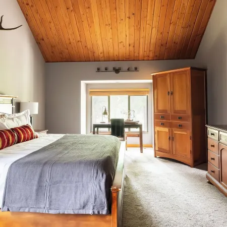 Skylight by AvantStay Elevated Mountain Home w Hot Tub, Billiards, Large Patio