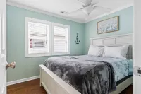 Beach Cottage with Private Home Gym 2 Blocks from the Beach