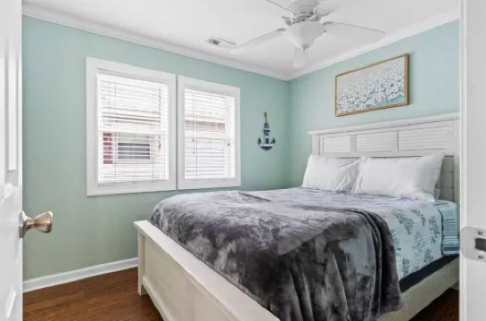 Beach Cottage with Private Home Gym 2 Blocks from the Beach