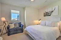 Hike & Bike! Mtn-View Condo 1 Block to Main St - Balcony