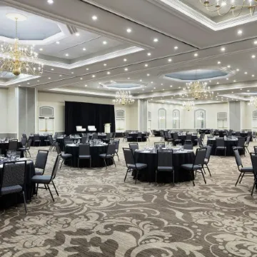 Sheraton Charlotte Hotel Отели рядом с достопримечательностью «Банк оф Америка Стадиум»