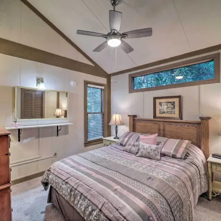 Beech Mountain Cabin w/ Deck on Ski Resort!