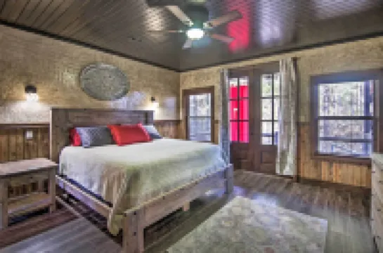 Stylish Broken Bow Cabin w/ Hot Tub + Fire Pit!