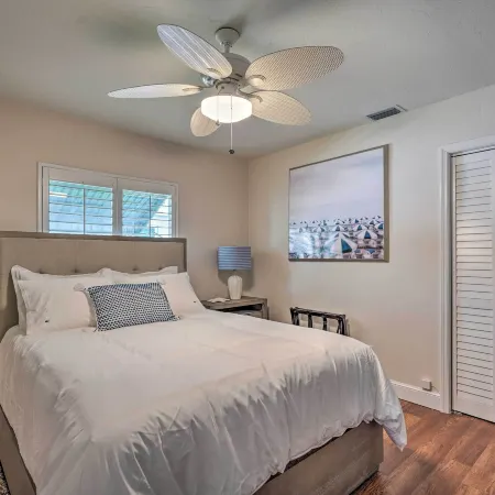 Naples Oasis w/ Screened Pool, Bike to Beach!