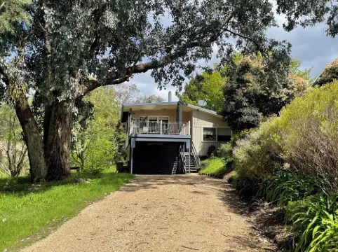 Howqua House - a homely gem close to the lake. Hotels in Mansfield