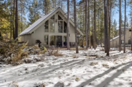 Chalet Squatch - Cozy-Luxe Cabin Near Village & SHARC!