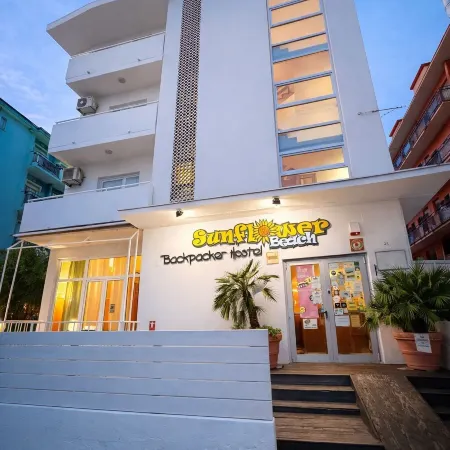 Sunflower Beach Backpacker Hostel & Bar