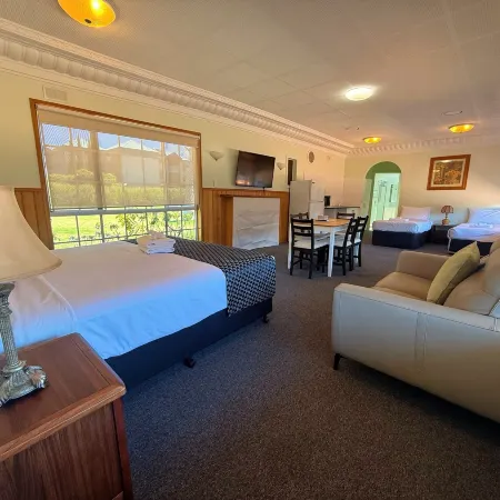 Lakeside Motel Waterfront Отели рядом с достопримечательностью «Кунварра Фэмили Холидей Парк»